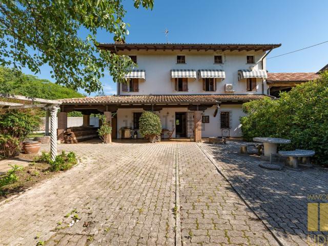 Case e ville in vendita di 250 m² in Via del Parco