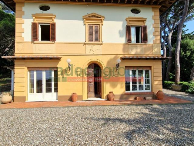 Case e ville in vendita di 250 m² in Via del Pino