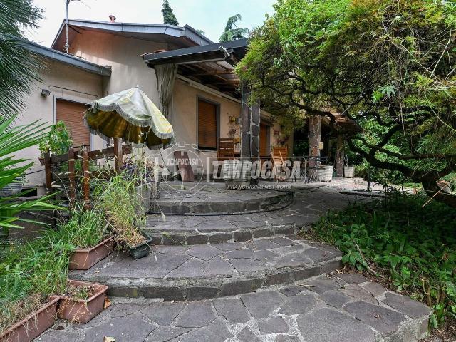 Case e ville in vendita di 250 m² in Via della Camelia, 5