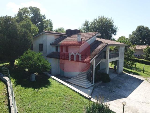 Case e ville in vendita di 250 m² in Via della Carrara