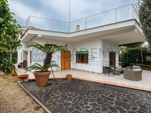 Case e ville in vendita di 250 m² in Via della Monacella
