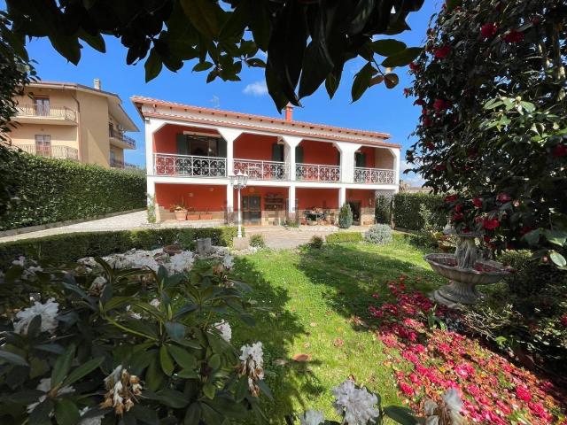 Case e ville in vendita di 250 m² in Via della Vetrice, 13