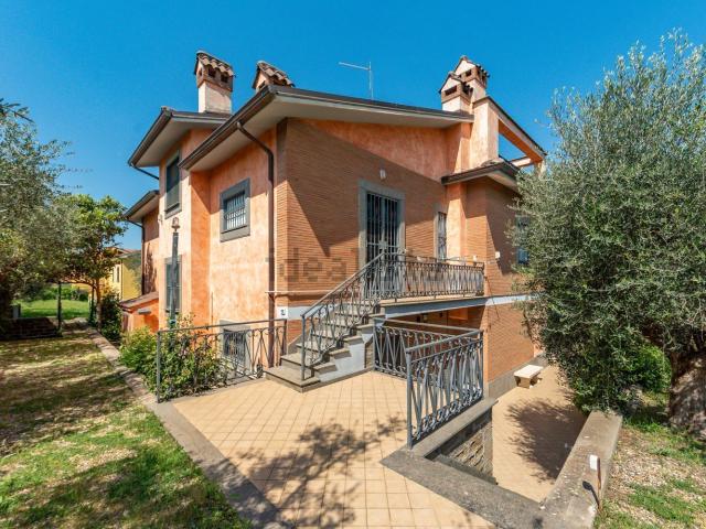 Case e ville in vendita di 250 m² in Via delle Cisternole, 87