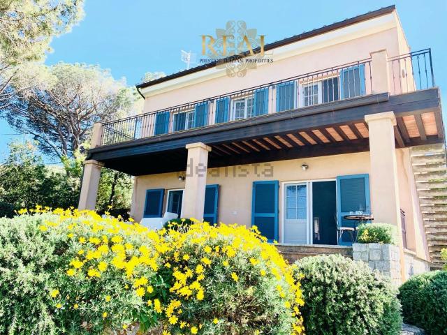 Case e ville in vendita di 250 m² in Via delle Ginestre