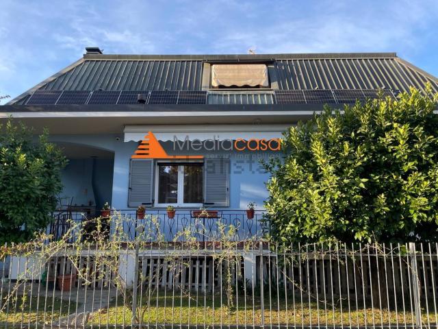 Case e ville in vendita di 250 m² in Via delle Mimose, 8