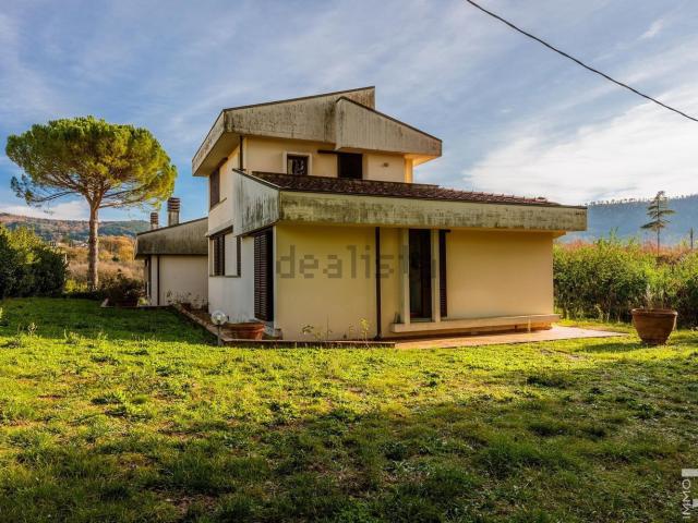 Case e ville in vendita di 250 m² in Via di Serravalle