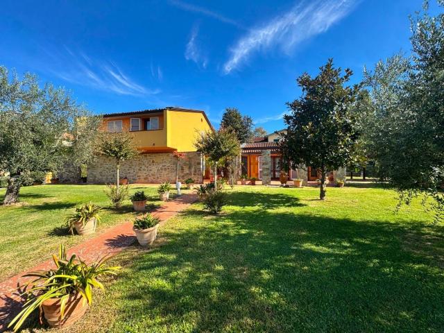 Case e ville in vendita di 250 m² in Via di Villa Fontana