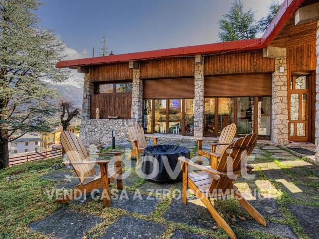Case e ville in vendita di 250 m² in Via Drago, 117