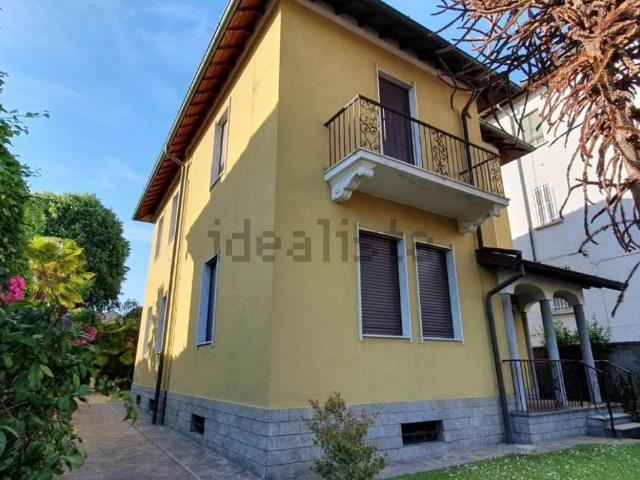 Case e ville in vendita di 250 m² in Via E. de Amicis