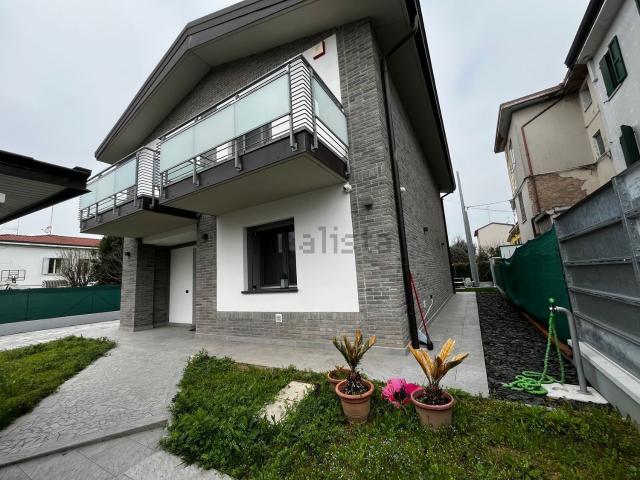 Case e ville in vendita di 250 m² in Via F. D. Roosevelt, 25