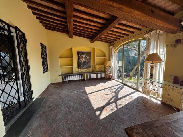 Case e ville in vendita di 250 m² in Via F. Falorsi