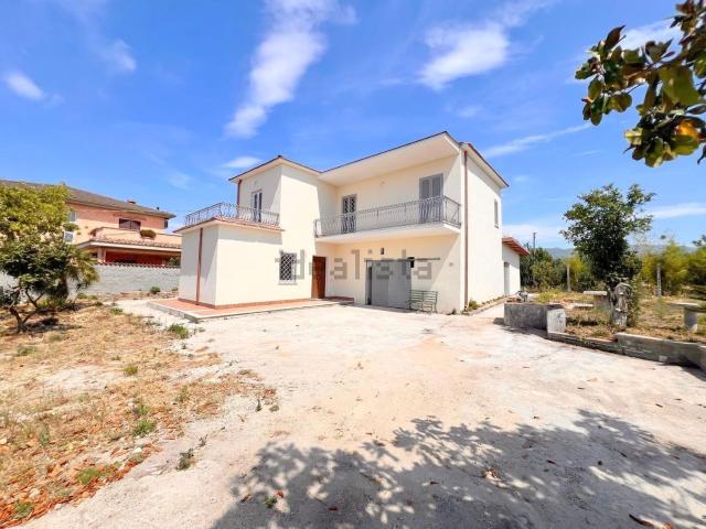 Case e ville in vendita di 250 m² in Via Fontana Parata