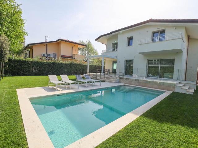 Case e ville in vendita di 250 m² in Via Filippo Corridoni, 56