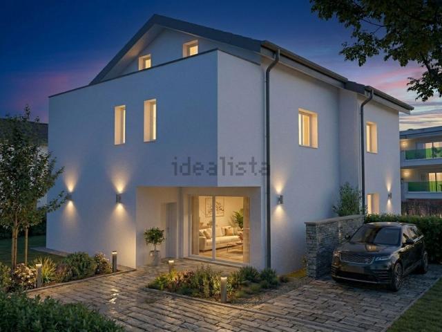 Case e ville in vendita di 250 m² in Via Francesco Petrarca, 61