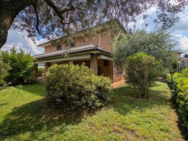 Case e ville in vendita di 250 m² in Via Friuli, 7
