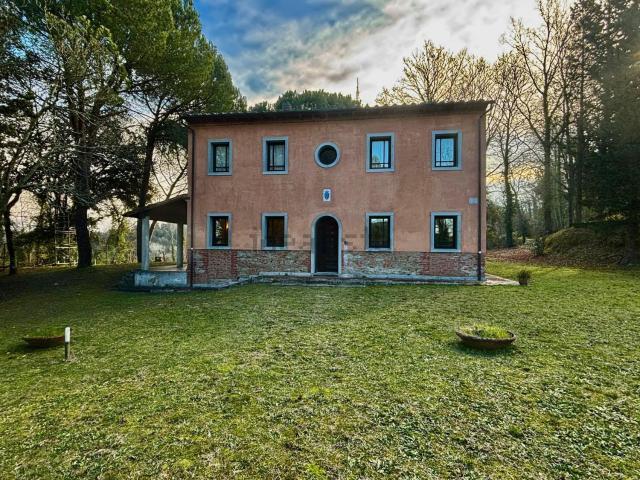 Case e ville in vendita di 250 m² in Via Italia