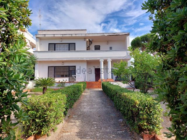 Case e ville in vendita di 250 m² in Via IV Novembre, 134