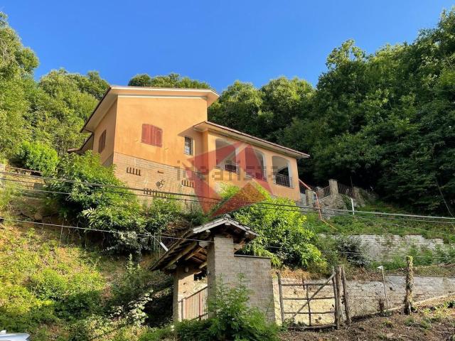 Case e ville in vendita di 250 m² in Via Oberdan, 130