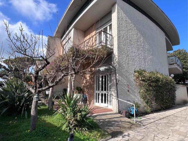 Case e ville in vendita di 250 m² in Via Orazio