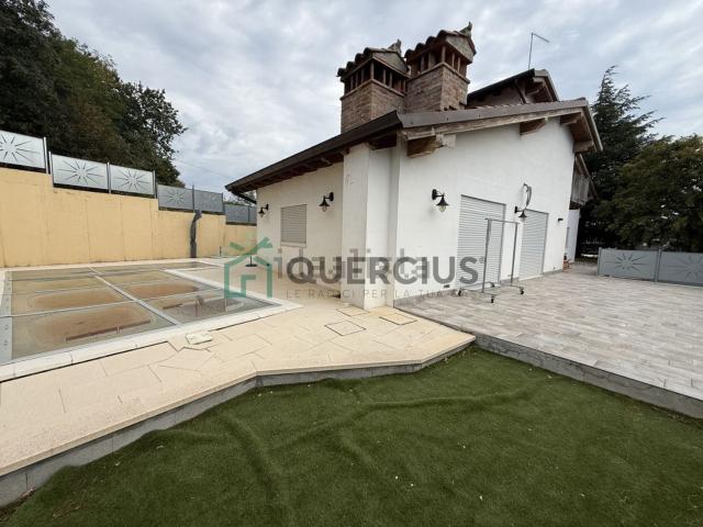 Case e ville in vendita di 250 m² in Via la Fenice