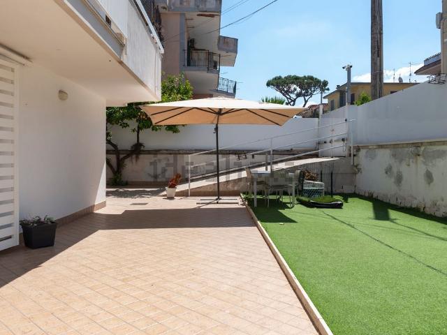 Case e ville in vendita di 250 m² in Via Lago Patria