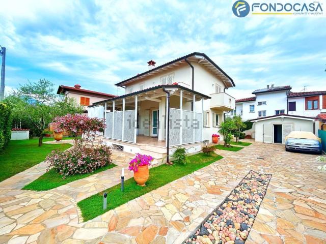 Case e ville in vendita di 250 m² in Via Montanara