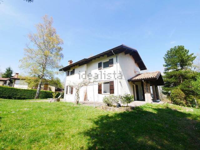 Case e ville in vendita di 250 m² in Via Monte Cusna