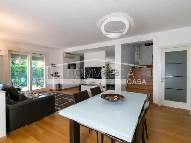 Case e ville in vendita di 250 m² in Via Montello