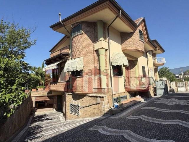 Case e ville in vendita di 250 m² in Via Maria Montessori