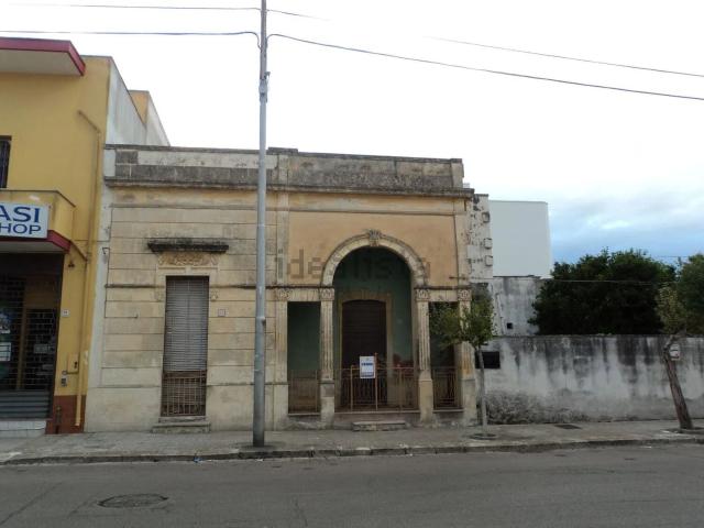 Case e ville in vendita di 250 m² in Via Martiri D&apos Otranto