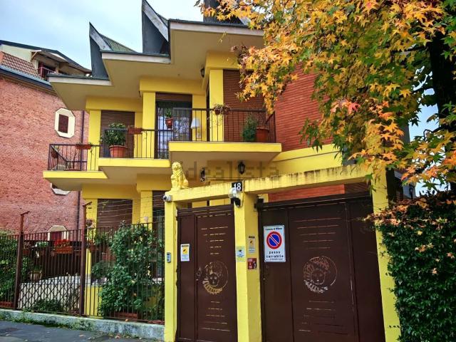 Case e ville in vendita di 250 m² in Via Sorrento, 18