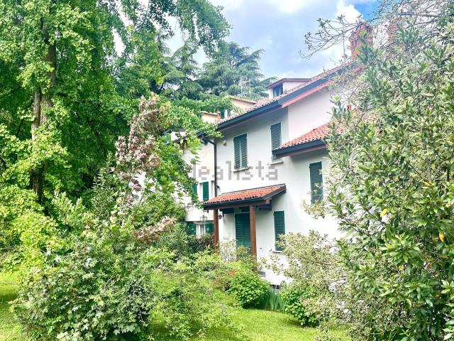 Case e ville in vendita di 250 m² in Via San Carlo