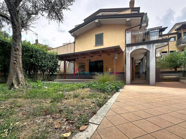 Case e ville in vendita di 250 m² in Via santi apostoli