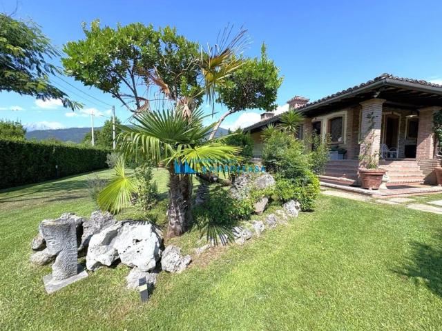 Case e ville in vendita di 250 m² in Via Pozzuoli