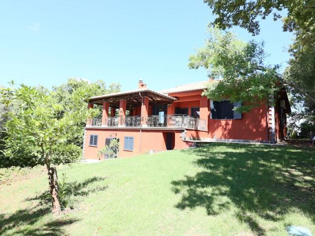 Case e ville in vendita di 250 m² in Via Poggio Aguzzo