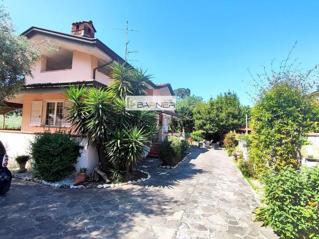 Case e ville in vendita di 250 m² in Via Pomaia, 223