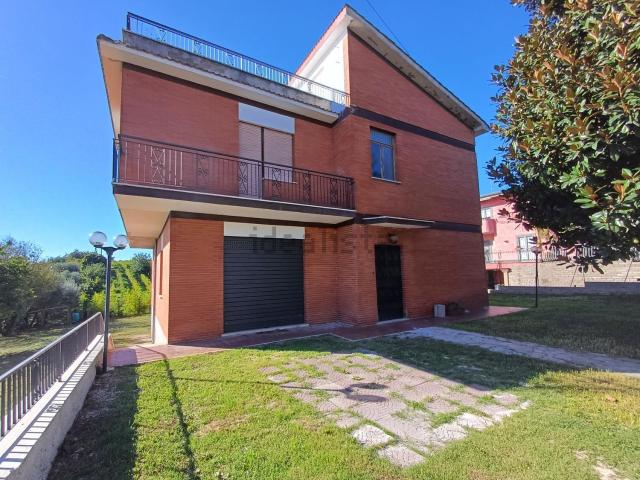 Case e ville in vendita di 250 m² in Via Pompeo, 12