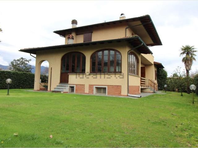 Case e ville in vendita di 250 m² in Via Padre Ignazio da Carrara