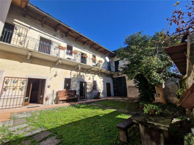 Case e ville in vendita di 250 m² in Via D. Alighieri