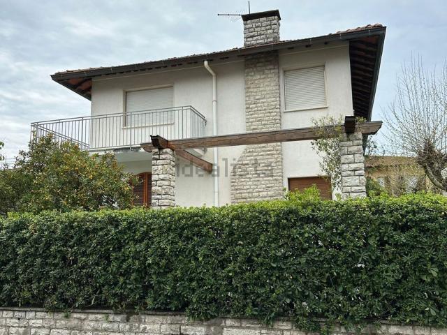 Case e ville in vendita di 250 m² in Via Puccini