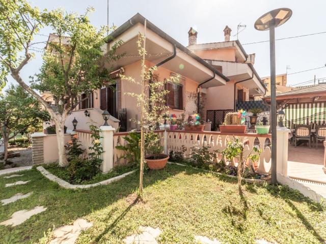 Case e ville in vendita di 250 m² in Via Roviano
