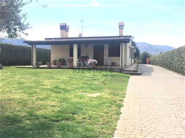 Case e ville in vendita di 250 m² in Via Radicofani, 35