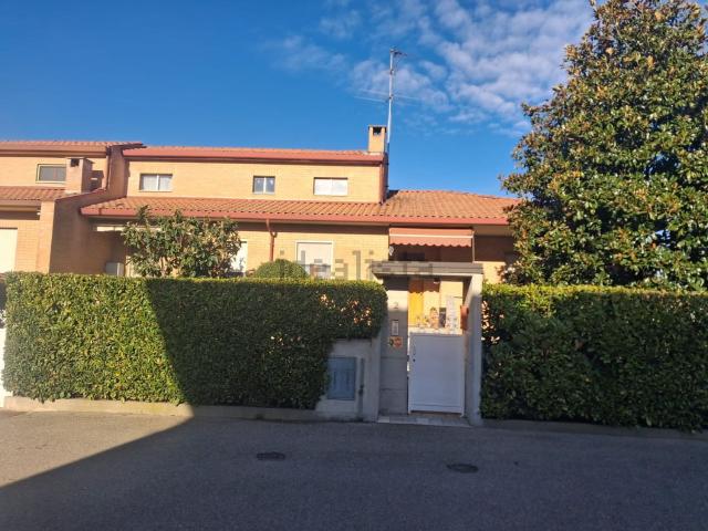 Case e ville in vendita di 250 m² in Via Tortona
