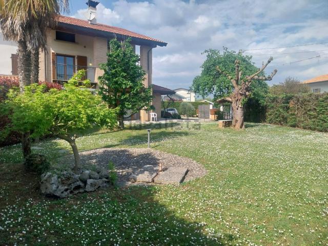 Case e ville in vendita di 250 m² in Via Talmassons, 36