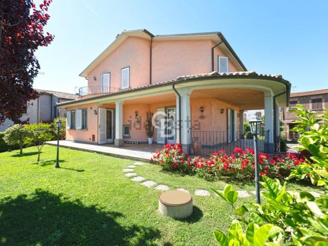 Case e ville in vendita di 250 m² in Via Tevere, 8