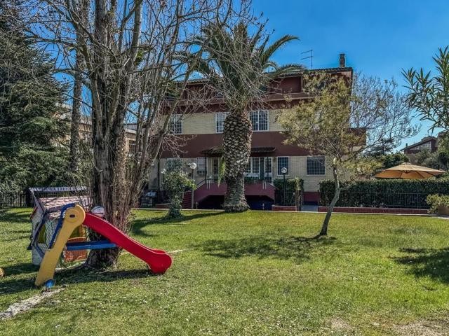 Case e ville in vendita di 250 m² in Via Tespi