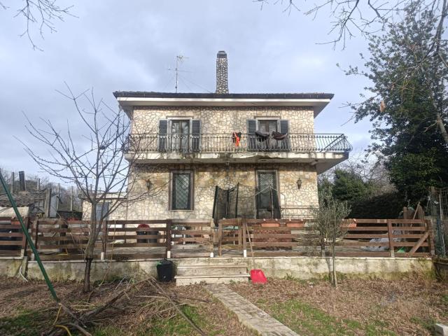 Case e ville in vendita di 250 m² in Via Trilussa