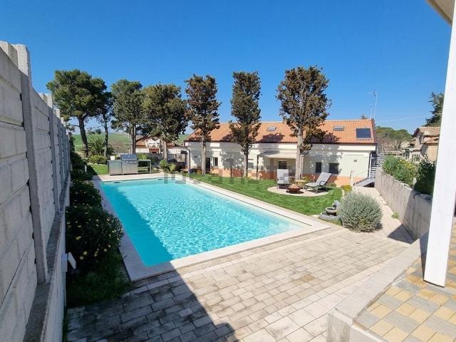 Case e ville in vendita di 250 m² in Via Ungheria, 4