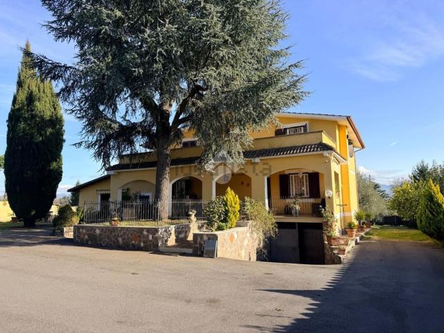 Case e ville in vendita di 250 m² in Via Valmontone, 19