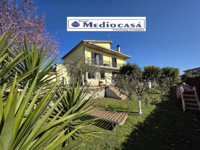 Case e ville in vendita di 250 m² in Via XXV Aprile, 3